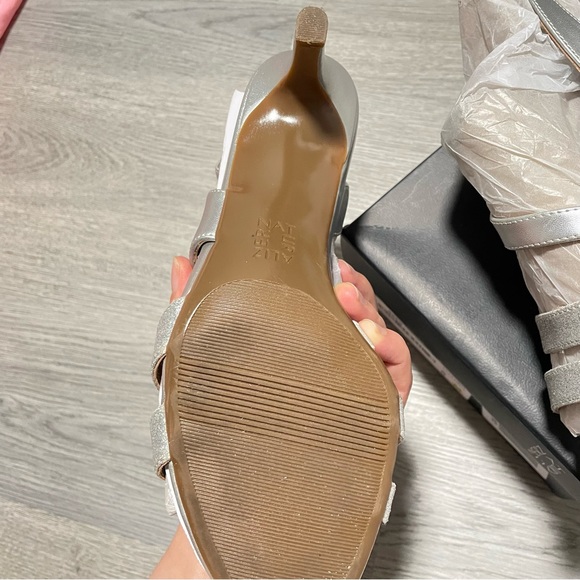 ❌SOLD❌NATURALIZER Women’s Brenta Heeled Open Toe Sandals Size 8 Silver - Picture 4 of 8